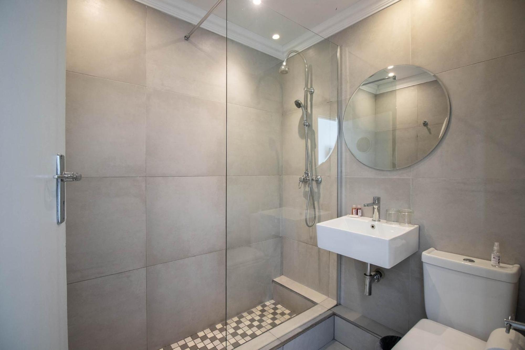 Spring Tide Inn Cape Town Bagian luar foto